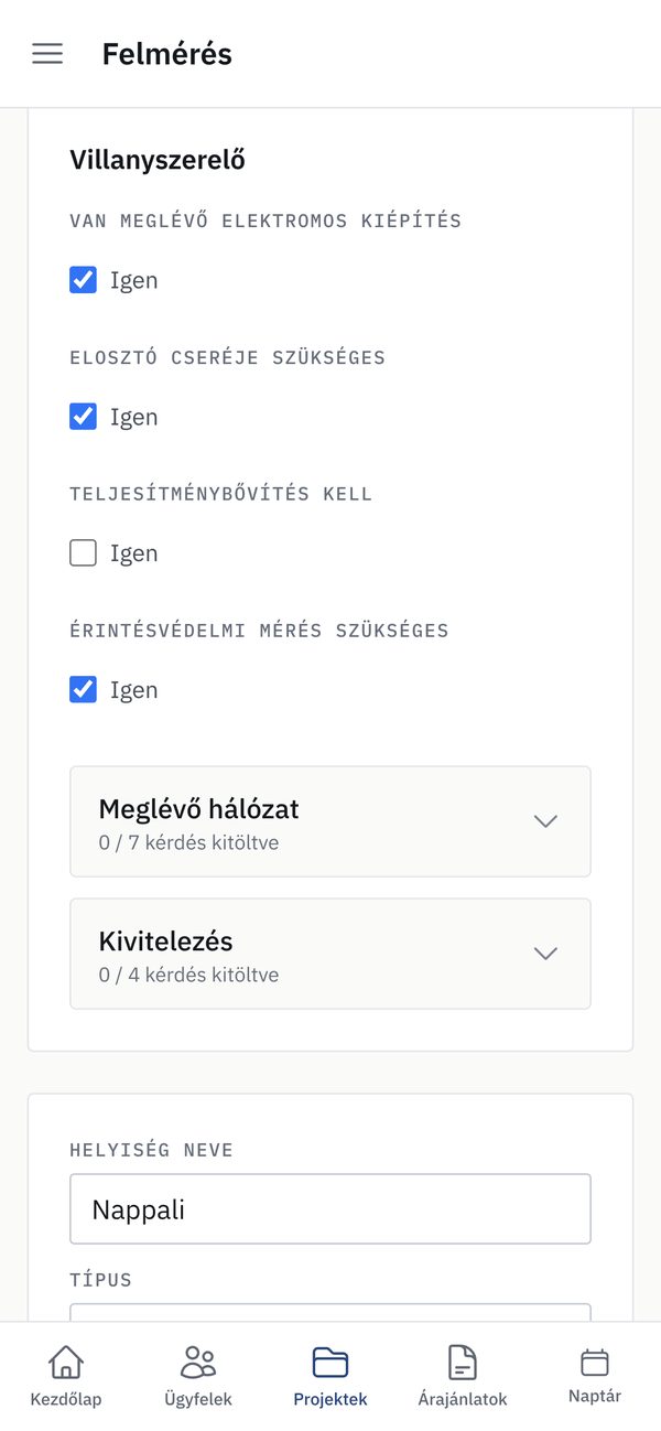 Felmérés telefonon: a villanyszerelő kérdései jelölőnégyzetekkel — meglévő kiépítés, elosztócsere, teljesítménybővítés, érintésvédelmi mérés —, alatta lenyitható kérdésblokkok.